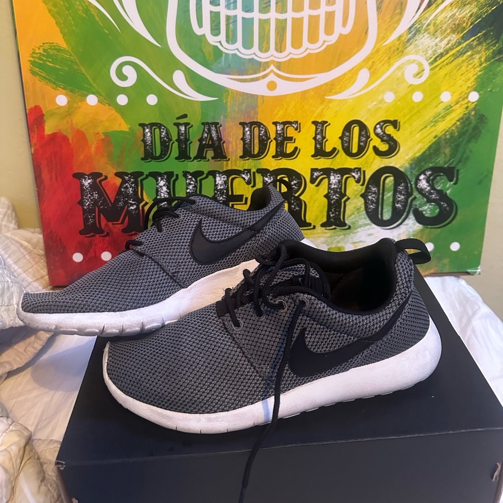Nike Roshe size 6Y grey